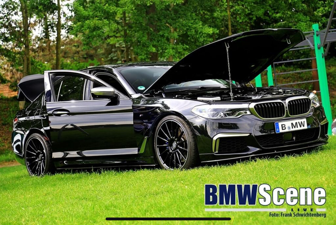 BMW in einer Garage mit Tuning-Teilen